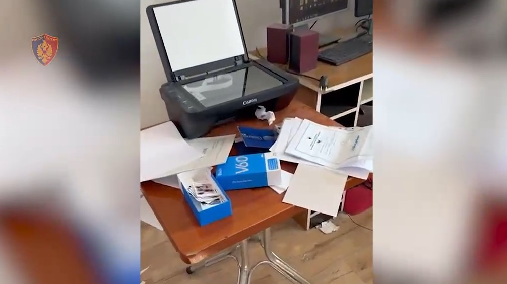 Zbulohet laboratori ku falsifikoheshin dokumente kundrejt parave  në pranga tre persona në Tiranë