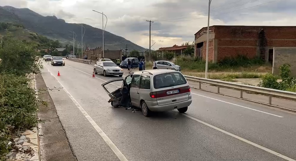 Përplasen tre automjete në aksin Pogradec Lin  plagoset një person  VIDEO 