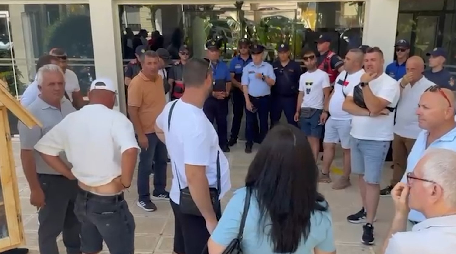 Taksistët e Sarandës në protestë para bashkisë  përplasen me policinë