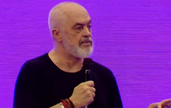 ata që