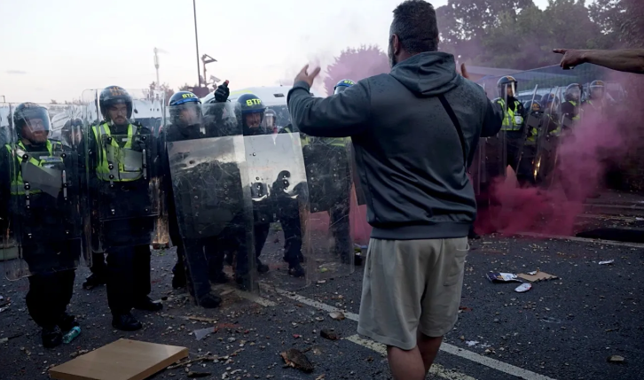 Vrasja e një 18 vjeçari në Britani shkakton protesta të dhunshme  përplasje mes policisë dhe protestuesve