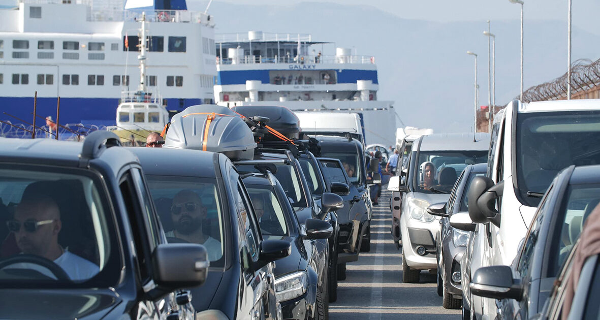 Shqipëria turistike “ngec” në trafik