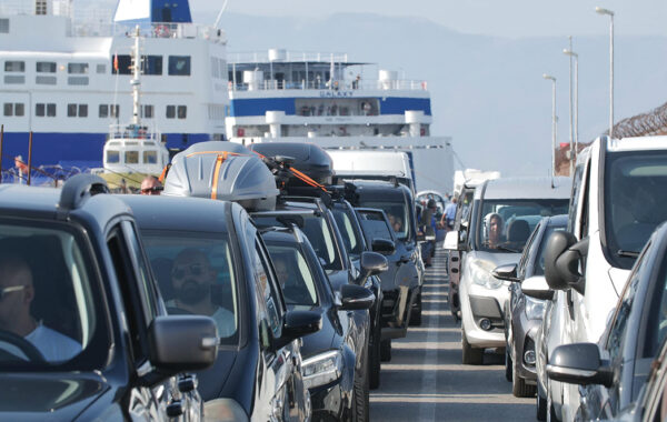 Shqipëria turistike “ngec” në trafik