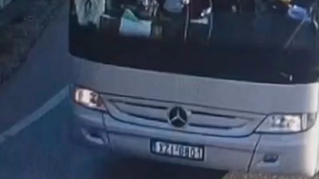  Ju sfidoj  ç do thoni tani    deputeti i PS nxjerr foton e autobusit nga Greqia në protestën e Zvërnecit