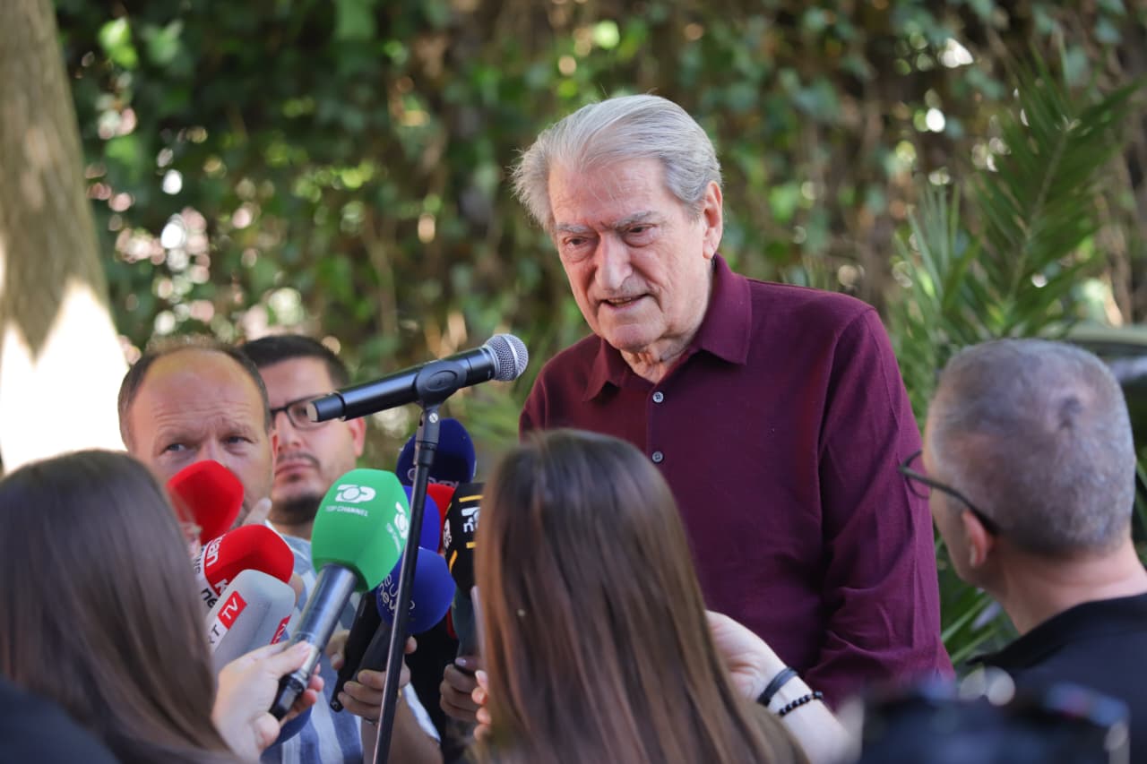 Thirrjet e protestuesve  Rama në burg  Berisha në burg   kryedemokrati  Qytetarët të mos ndikohen nga një slogan 
