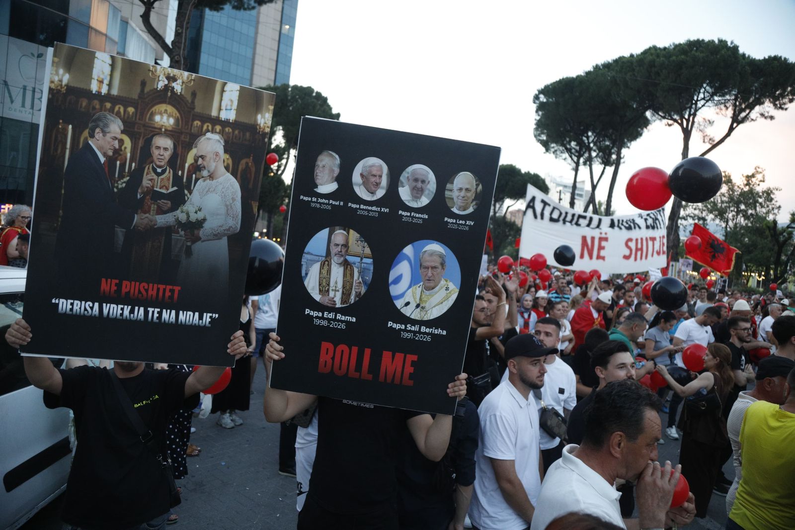 FOTOLAJM  Protesta qytetare  disa nga pankartat e ditës së 22