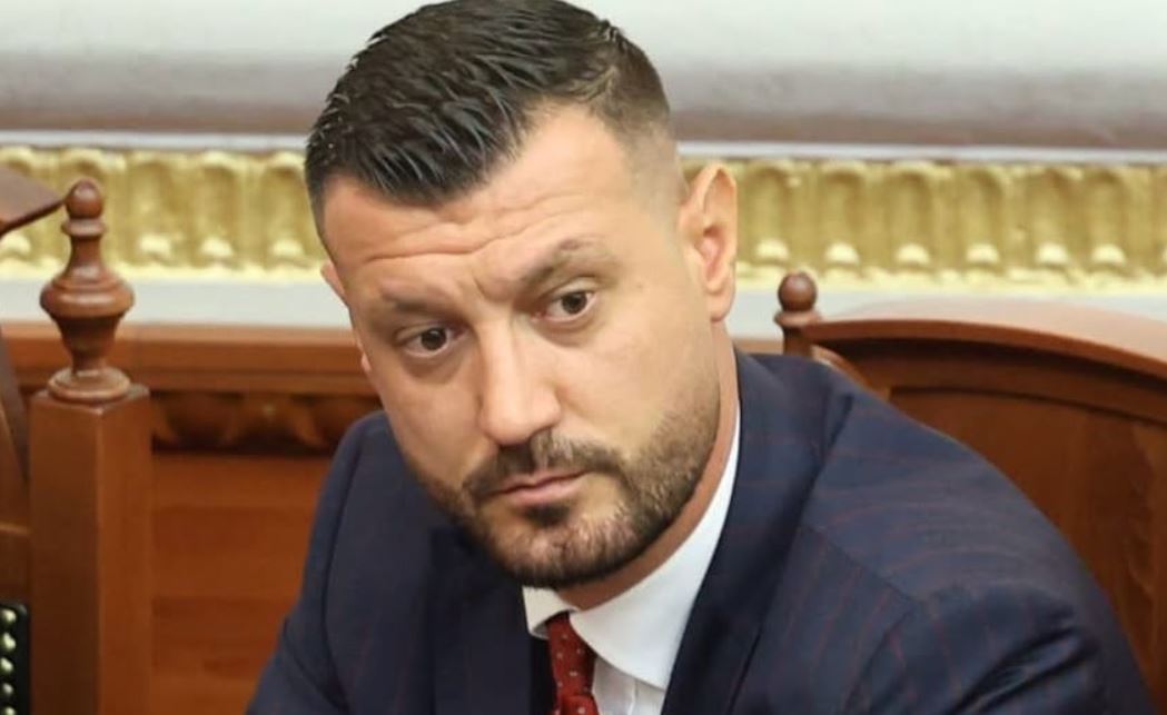 Protesta  Deputeti socialist  Nëse keni alternativë më të mirë  bujrum tek kutia e votimit 