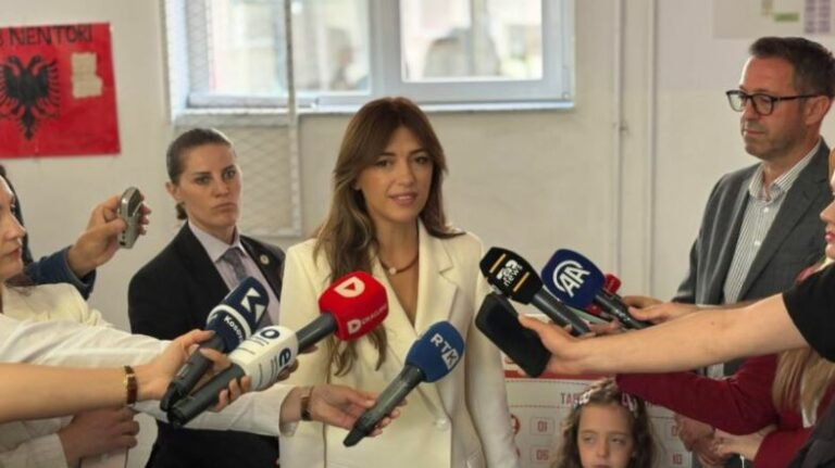 Qytetarët e Kosovës drejt kutive të votimit  Presidentja në detyrë Haxhiu apelon për pjesëmarrje masive në zgjedhje