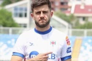 Zyrtare, Anio Poçi vesh fanellën e