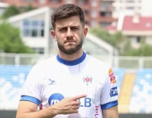 Zyrtare, Anio Poçi vesh fanellën e