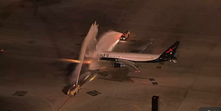 Brazili fluturon për në SHBA  avioni i Seleçaos  pagëzohet  në aeroport para nisjes