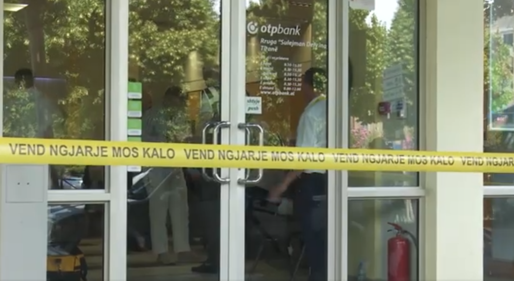 Grabitja e bankës te Komuna e Parisit  arrestohet roja  Nuk neutralizoi autorin