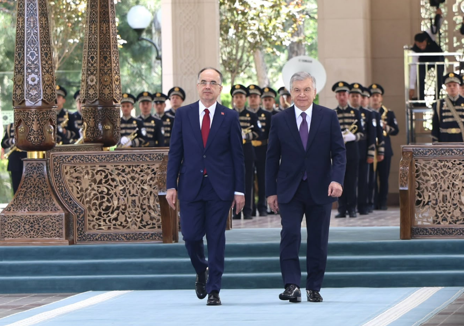 Begaj vizitë zyrtare në Uzbekistan  takohet me homologun Mirziyoyev  Forcojmë miqësinë dhe shkëmbimet mes qytetarëve