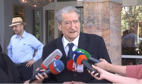 Berisha krah Metës në pritjen e ngushëllimeve për babanë e tij  Rexhep Meta  njeri i respektuar  Dënoj me forcën më të madhe burgosjen e kreut të PL së