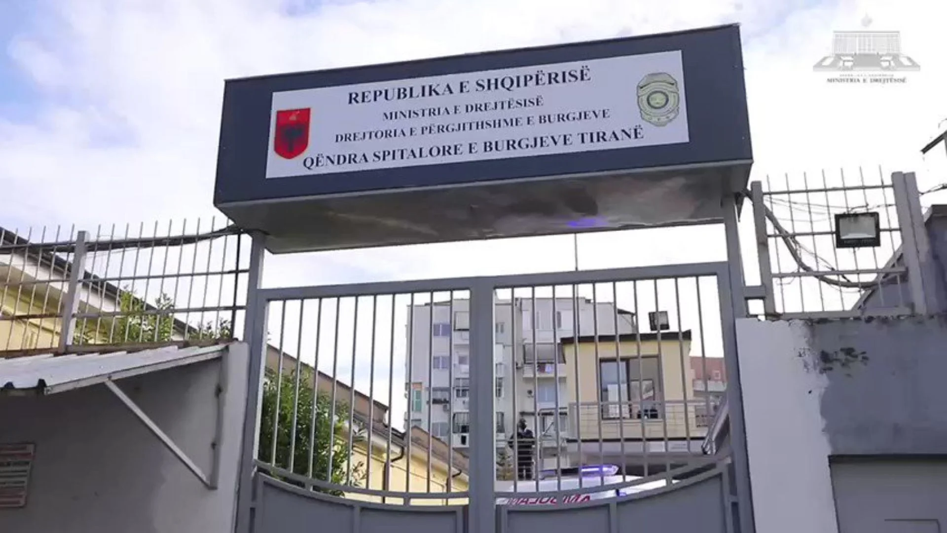 Vuante nga problemet e shëndetit mendor  i dënuari gjendet i pajetë në spitalin e burgjeve ku po kurohej