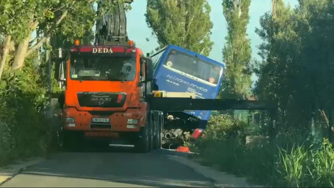 Përdori rrugën dytësore për të shmangur trafikun e Shëngjinit  autobusi i agjencisë turistike përfundon në kanal