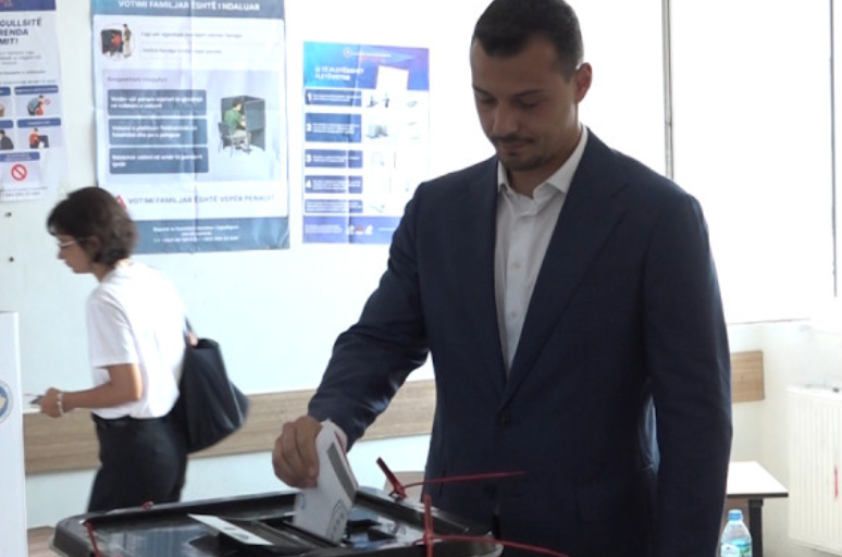 Zgjedhjet në Kosovë  Djali i Hashim Thaçit  voton  Presim që ndryshimi të ndodh