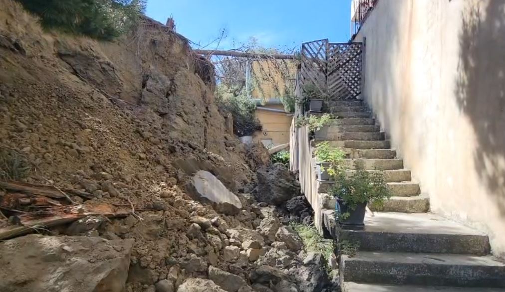 Rrëshqitje e madhe dheu në Kodër Currila  rrezikohet pallati  banorët largohen nga banesat