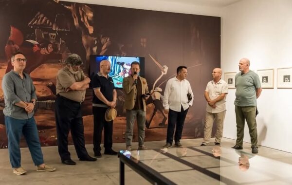 që ndërthur artin pamor, historinë