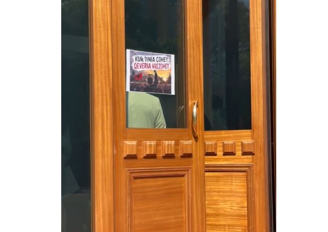Deputetët e PD së vendosin pankartën në hyrjen e Kuvendit  Kur rinia çohet  qeveria rrëzon