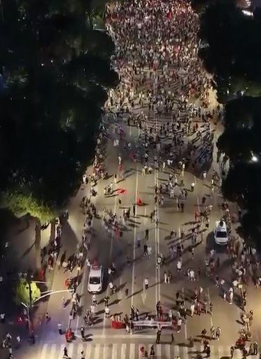 VIDEOLAJM  Dita e 17 ë e protestës para Kryeministrisë  ja sa është pjesëmarrja mbrëmjen e së martës