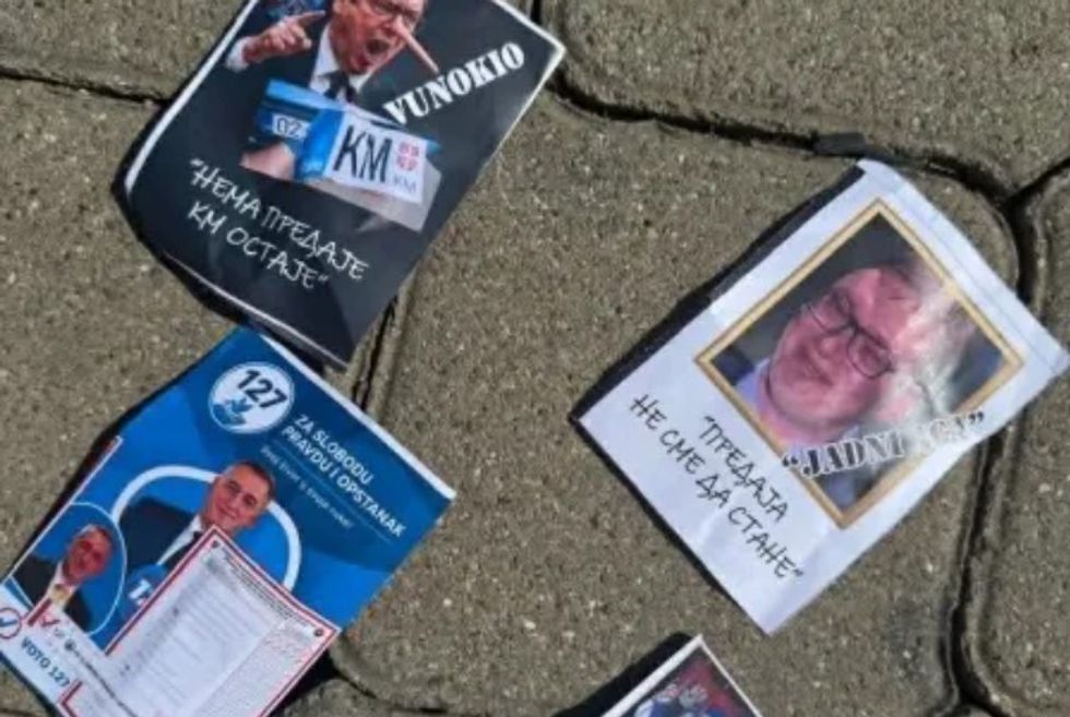 Disa serbë lodhen nga narrativat e Vuçiqit  shpërndajnë fletushka me kritika ndaj tij