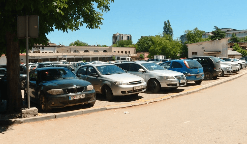 Mungesa e vendparkimeve në Qendrën Klinike ngelet problem serioz për pacientët