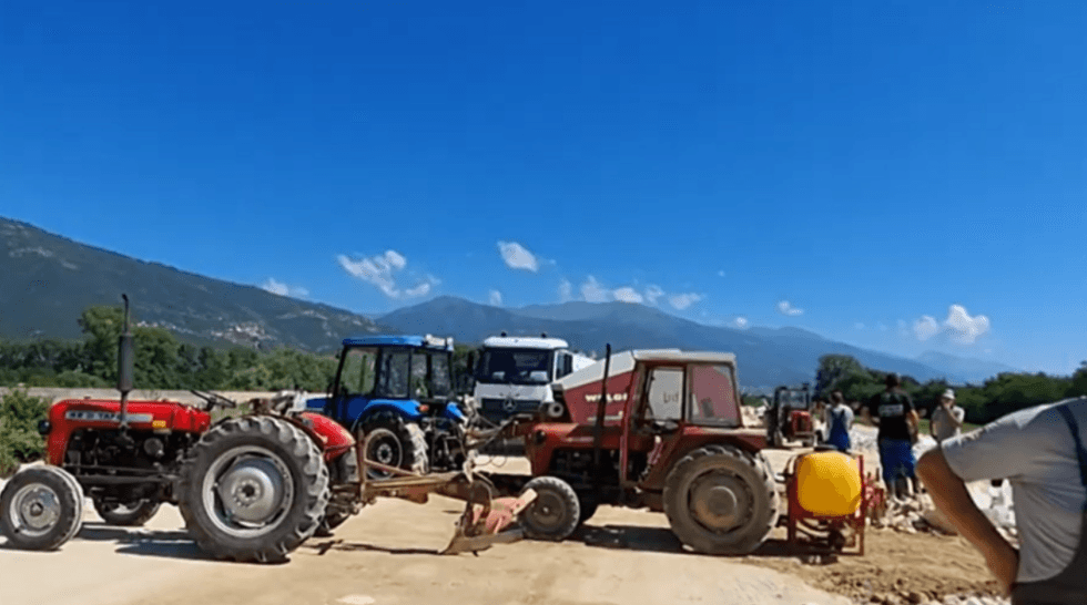 Kanali i ri lë mijëra hektarë pa ujë  bujqit e Pollogut bllokojnë punimet  kërkojnë ujë për vaditje