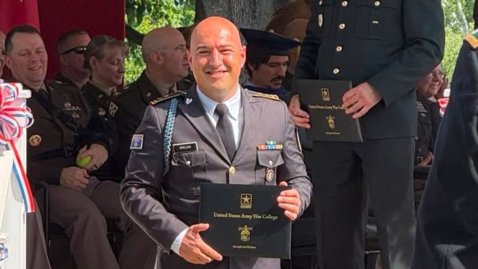 Nënkolonel i FSK së diplomon me sukses superior në Kolegjin e Luftës së Ushtrisë Amerikane