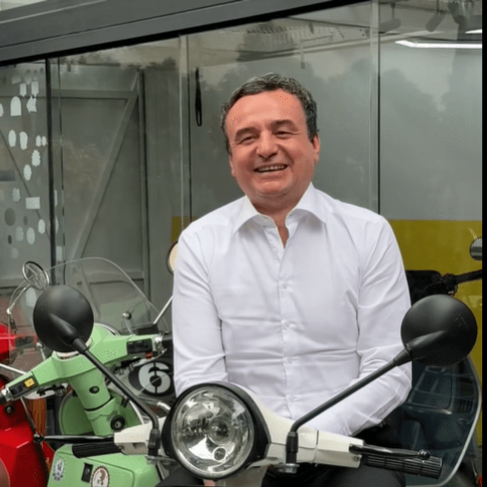 Kurti vizitoi klubin e motoristëve Vespa Fanatics Prishtina  Stili italian vazhdon të mbetet i dashur për shumë breza
