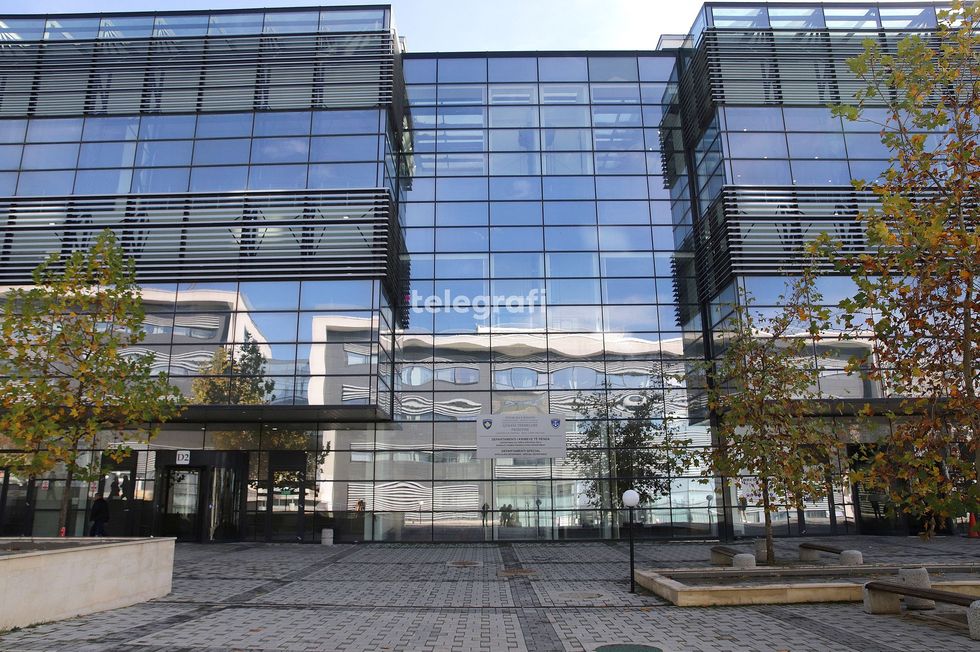 Gjykata në Prishtinë cakton seancën e shqyrtimit fillestar për 21 të pandehurit për krime lufte  u bën thirrje të dorëzohen para organeve të drejtësisë