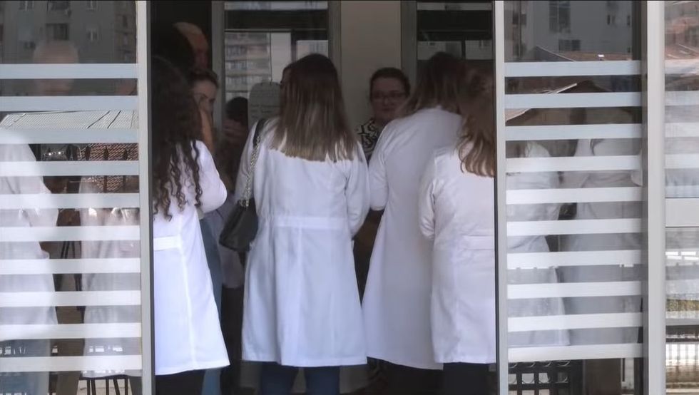 Specializimi i farmacistëve në biokimi  protestohet para Ministrisë së Shëndetësisë