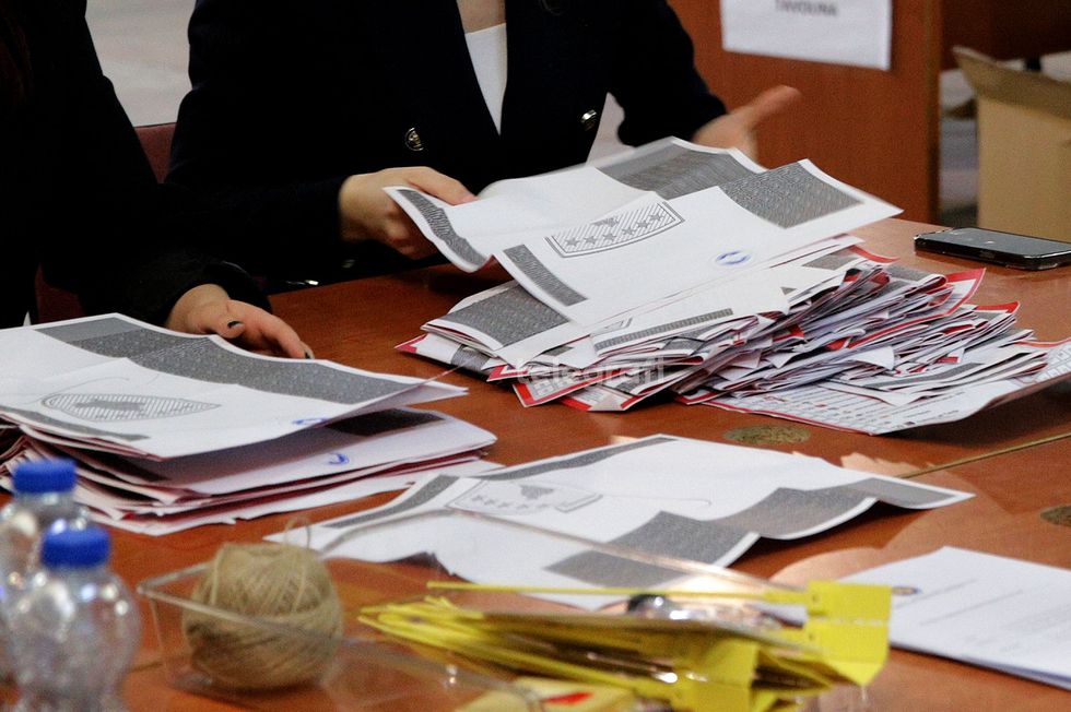 Vazhdon verifikimi dhe numërimi në Prishtinë  Prizren dhe Gjilan  numërohen 13 nga 47 vendvotimet e përfaqësive diplomatike