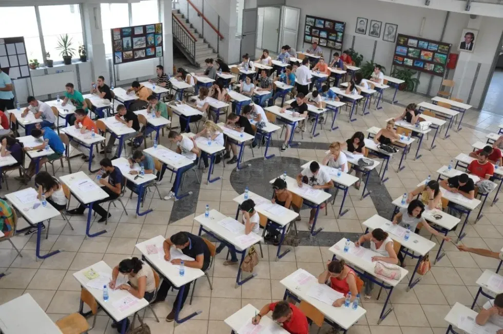 Testi i maturës më 20 qershor  maturantët s mund ta marrin telefonin në shkollë