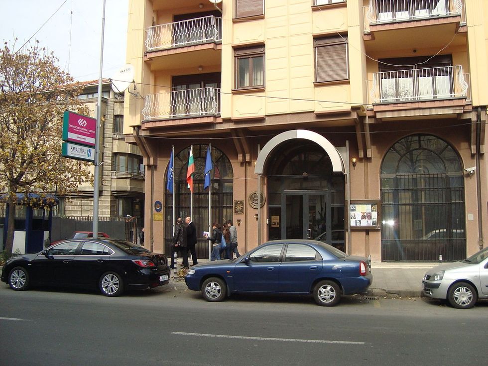 Gjuajtje me molotov përpara Ambasadës së Bullgarisë në Shkup