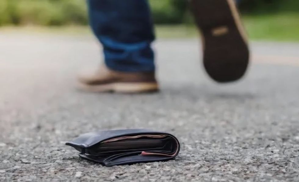 Gjeti një portofol me para e dokumente në Ferizaj dhe e dorëzoi në polici  paraqitet pronari