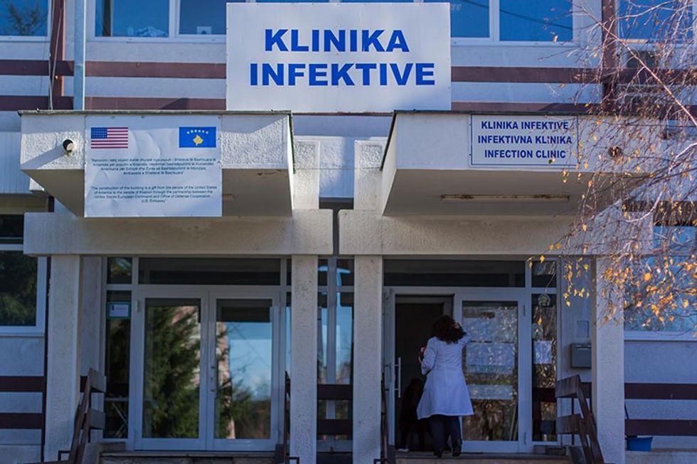 Tre pacientë me HIV në infektivë  njëri në gjendje të rëndë