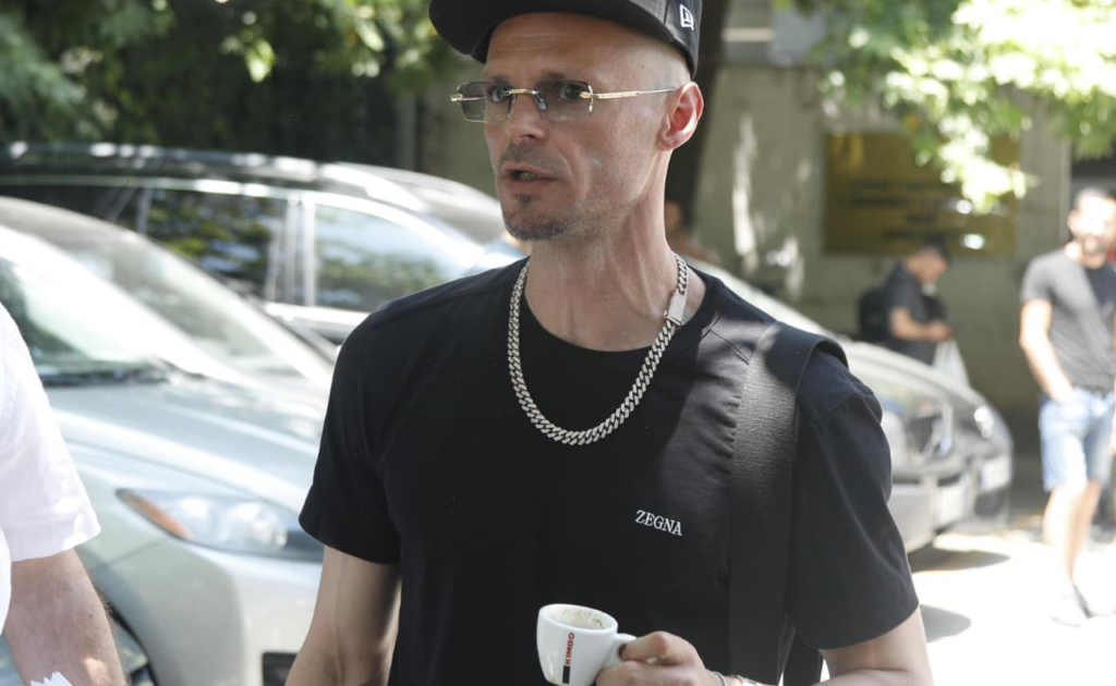 më shkelën kokën me