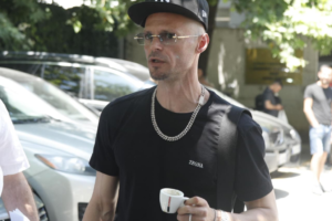 më shkelën kokën me