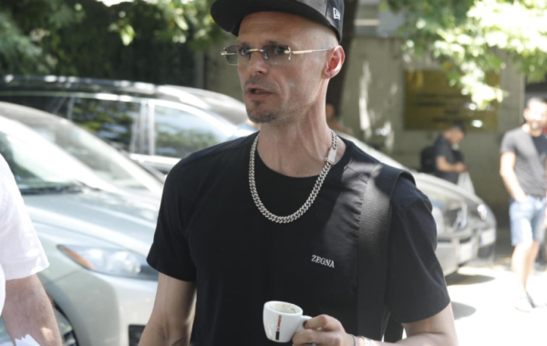 më shkelën kokën me