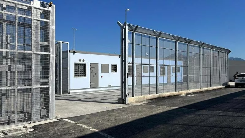 BE vë në pikëpyetje qendrat italiane të emigrantëve në Gjadër