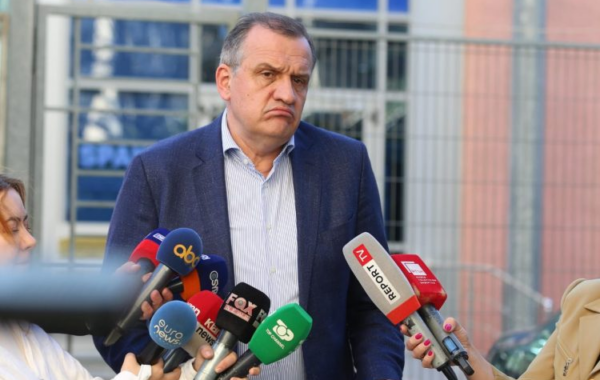 të qëndrojë me mua