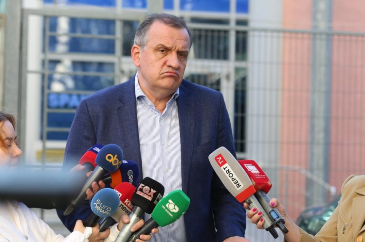 të qëndrojë me mua