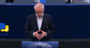 Eurodeputeti Reuten  Deklaratat e Vuçiq për dorëheqje  manovër për të ruajtur pushtetin