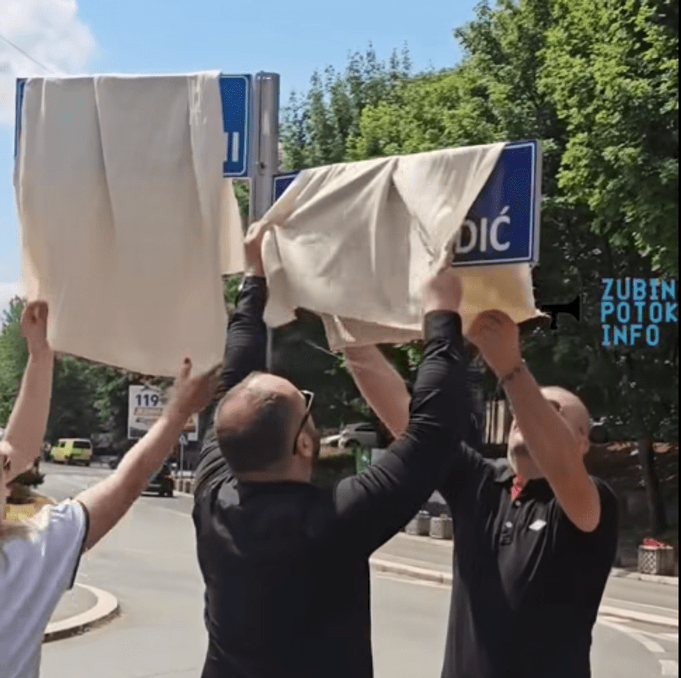 Mbulohen tabelat me emrat e rinj të rrugëve në Mitrovicën e Veriut  reagon policia