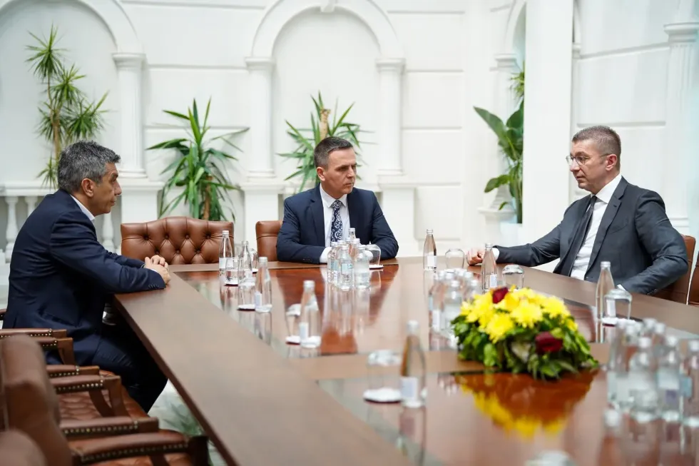 Mickoski takohet me liderët e VLEN it  fillojnë bisedimet për rikonstruimin e Qeverisë