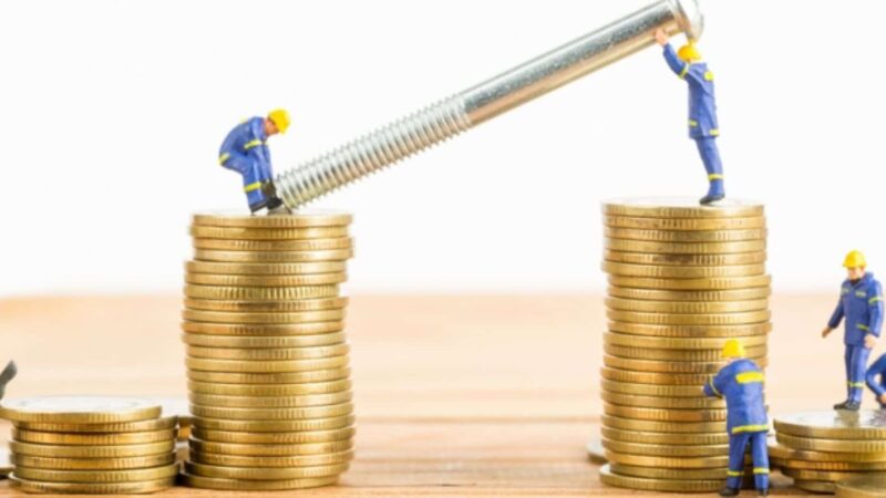 Investimet shqiptare jashtë vendit pësuan rënie