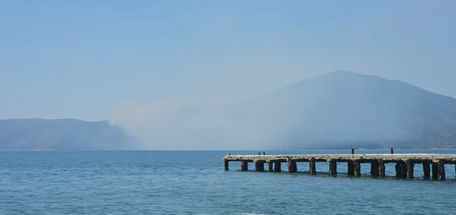 Zjarr në Raven të Karaburunit  flakët përfshijnë një sipërfaqe të konsiderueshme kullotash