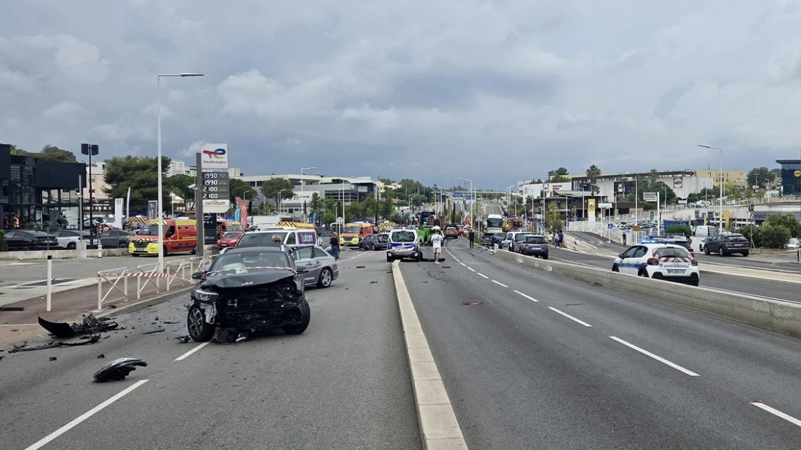 Aksident i rëndë në Francë  Kamioni përplas 23 makina  37 të plagosur