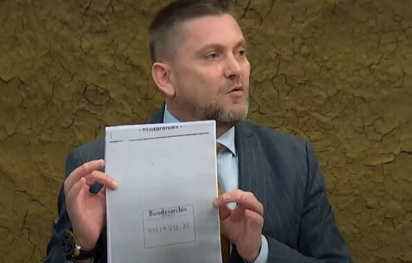 Historiani Kasmi, kritika Albin Kurtit: Duhej
